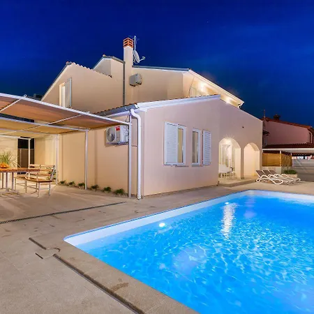 Mit Salzwasserpool, Billard, Tischtennis Und In Strandnaehe Vakantiehuis