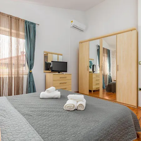 Mit Salzwasserpool, Billard, Tischtennis Und In Strandnaehe Vakantiehuis Pula