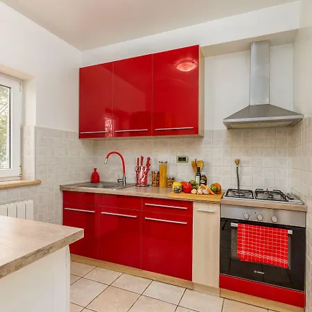Vakantiehuis Mit Salzwasserpool, Billard, Tischtennis Und In Strandnaehe Pula