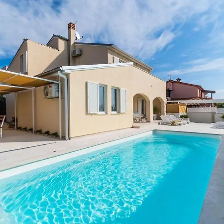 Ferienhaus Mit Salzwasserpool, Billard, Tischtennis Und In Strandnaehe Pula