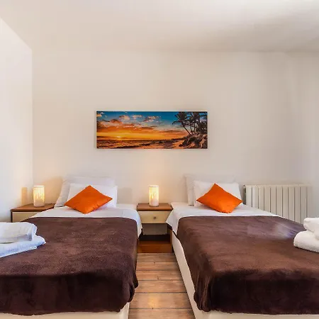 Mit Salzwasserpool, Billard, Tischtennis Und In Strandnaehe Dom wakacyjny Pula