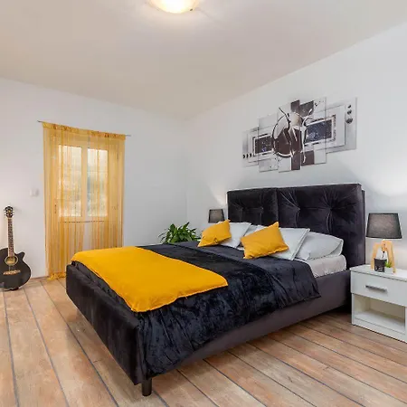 Mit Salzwasserpool, Billard, Tischtennis Und In Strandnaehe