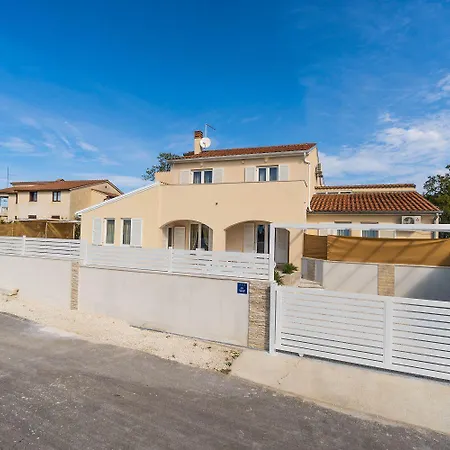 Ferienhaus Mit Salzwasserpool, Billard, Tischtennis Und In Strandnaehe Pula