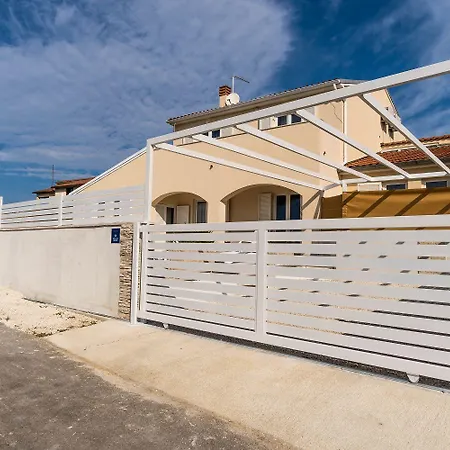 Mit Salzwasserpool, Billard, Tischtennis Und In Strandnaehe Ferienhaus *