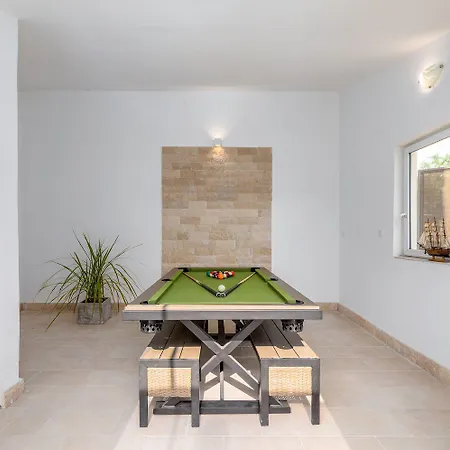 Ferienhaus Mit Salzwasserpool, Billard, Tischtennis Und In Strandnaehe Pula
