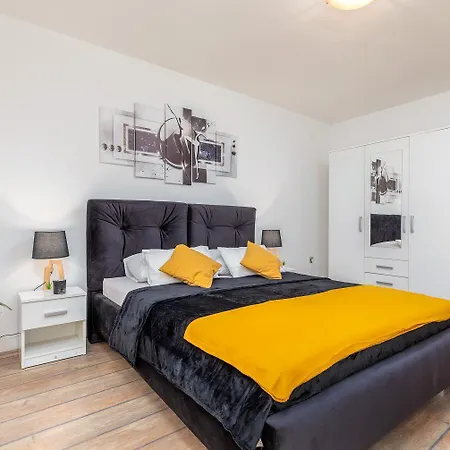 Mit Salzwasserpool, Billard, Tischtennis Und In Strandnaehe *