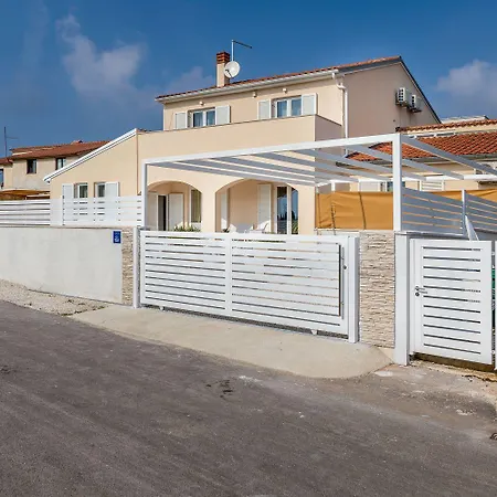 Mit Salzwasserpool, Billard, Tischtennis Und In Strandnaehe Ferienhaus *