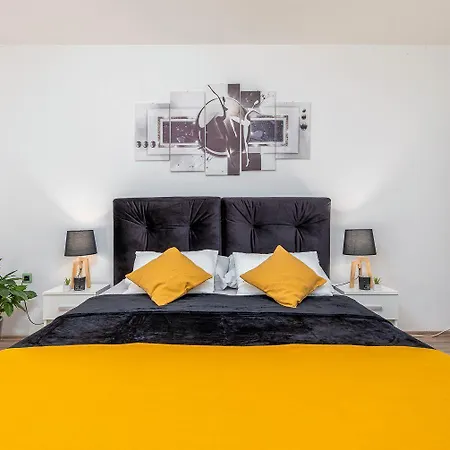 Mit Salzwasserpool, Billard, Tischtennis Und In Strandnaehe Pula