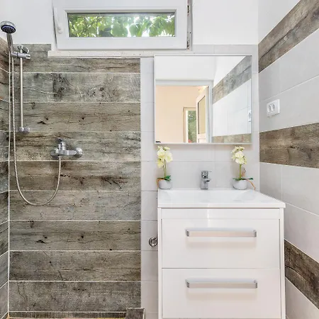 Mit Salzwasserpool, Billard, Tischtennis Und In Strandnaehe Ferienhaus Pula