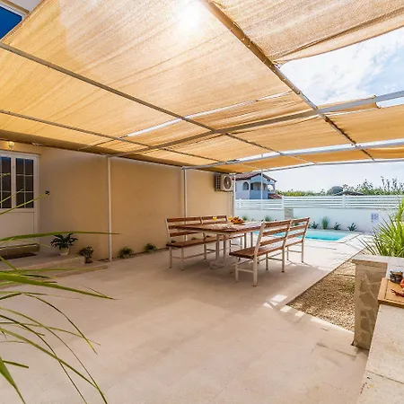 Ferienhaus Mit Salzwasserpool, Billard, Tischtennis Und In Strandnaehe Pula