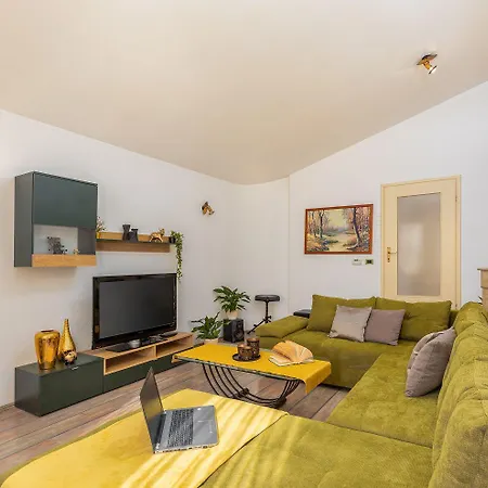 Mit Salzwasserpool, Billard, Tischtennis Und In Strandnaehe Pula