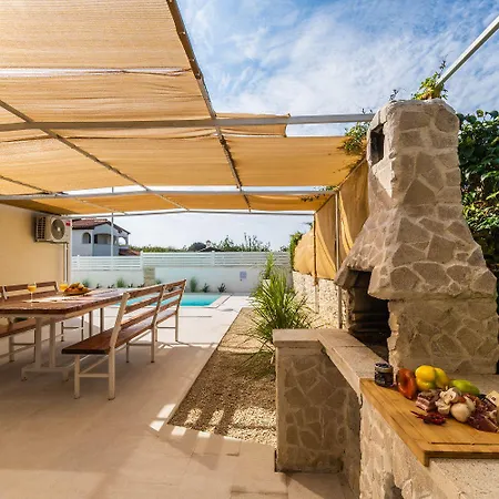 Mit Salzwasserpool, Billard, Tischtennis Und In Strandnaehe *