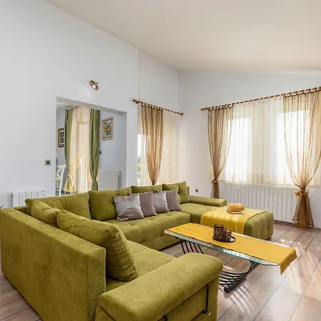 Mit Salzwasserpool, Billard, Tischtennis Und In Strandnaehe Pula