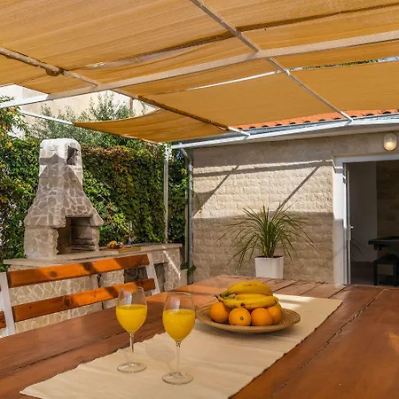 Mit Salzwasserpool, Billard, Tischtennis Und In Strandnaehe Ferienhaus *