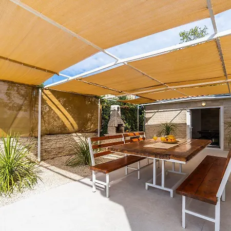 Mit Salzwasserpool, Billard, Tischtennis Und In Strandnaehe Ferienhaus