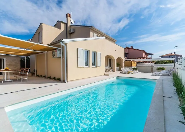 Holiday home Mit Salzwasserpool, Billard, Tischtennis Und In Strandnaehe Pula