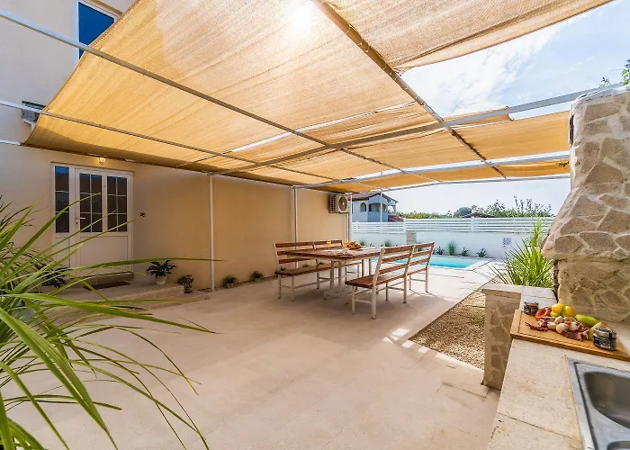 Holiday home Mit Salzwasserpool, Billard, Tischtennis Und In Strandnaehe Pula