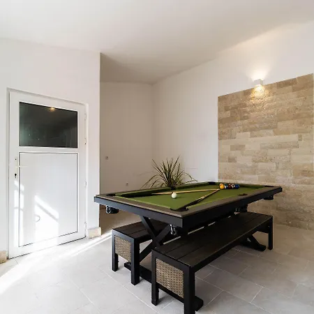 Mit Salzwasserpool, Billard, Tischtennis Und In Strandnaehe * 풀라