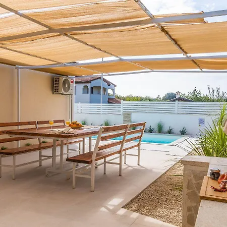 펜션 Mit Salzwasserpool, Billard, Tischtennis Und In Strandnaehe